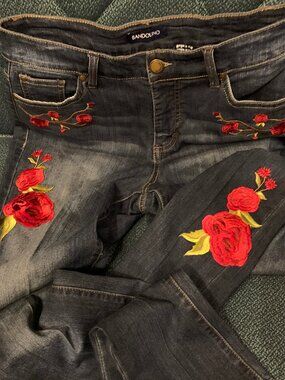 Bandolino Embroidered Jeans, size 8
